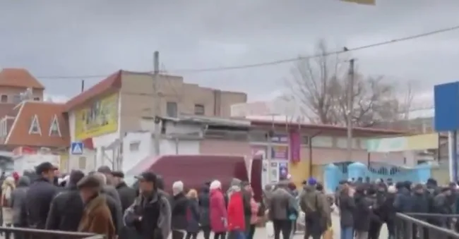 rusya-kontrolundeki-hersonda-ekmek-ve-market-kuyrugu-1646470008431.jpg