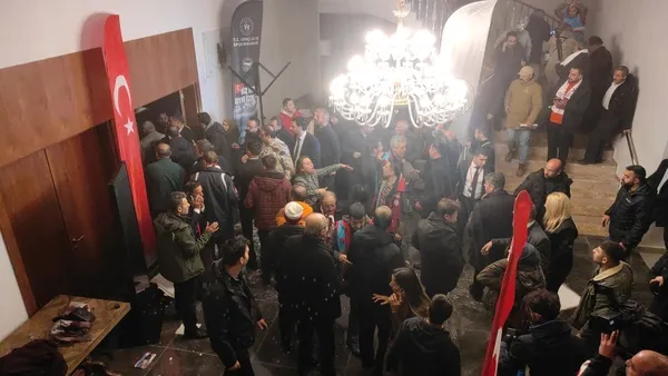 son-dakika-kars-sarikamista-etkinlik-salonunun-tavani-coktu-yaralilar-var-1673108165935.jpg Son dakika: Kars Sarıkamış'ta etkinlik salonunun tavanı çöktü! Yaralılar var... - 5