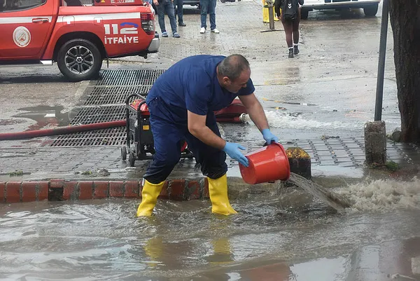 ankara-sular-altinda-mansur-yavas-kilicdaroglunun-izinde-faturayi-askiye-kesti-kendini-kurtaracagini-saniyor-1686764611844.jpg Sular altında kalan Ankara'da Mansur Yavaş faturayı ASKİ'ye kesti: Genel Müdürü görevden aldı-10