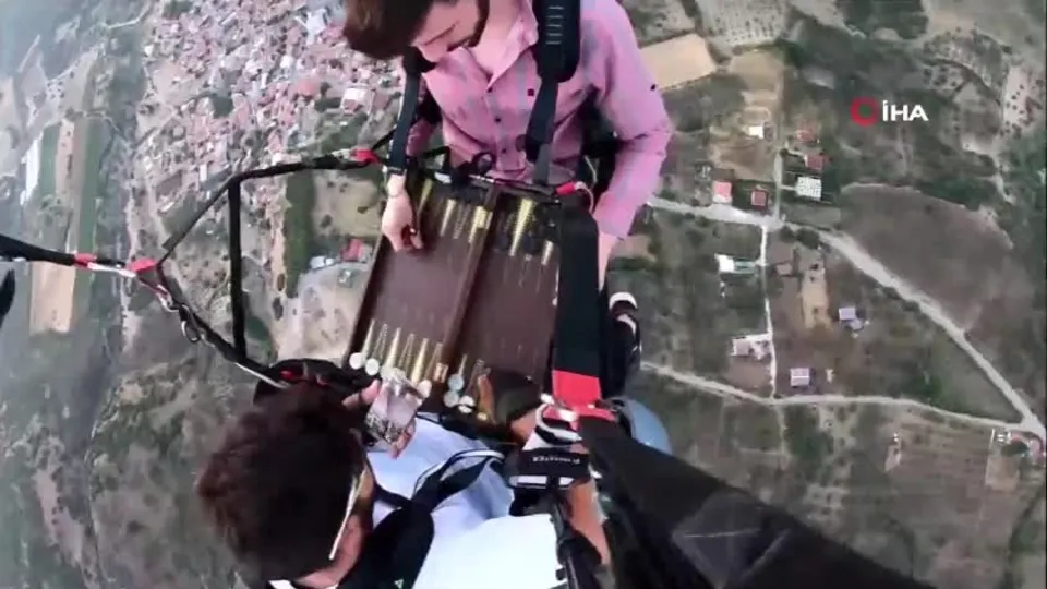 Tavla uçuşu! Gökyüzünde oynadılar