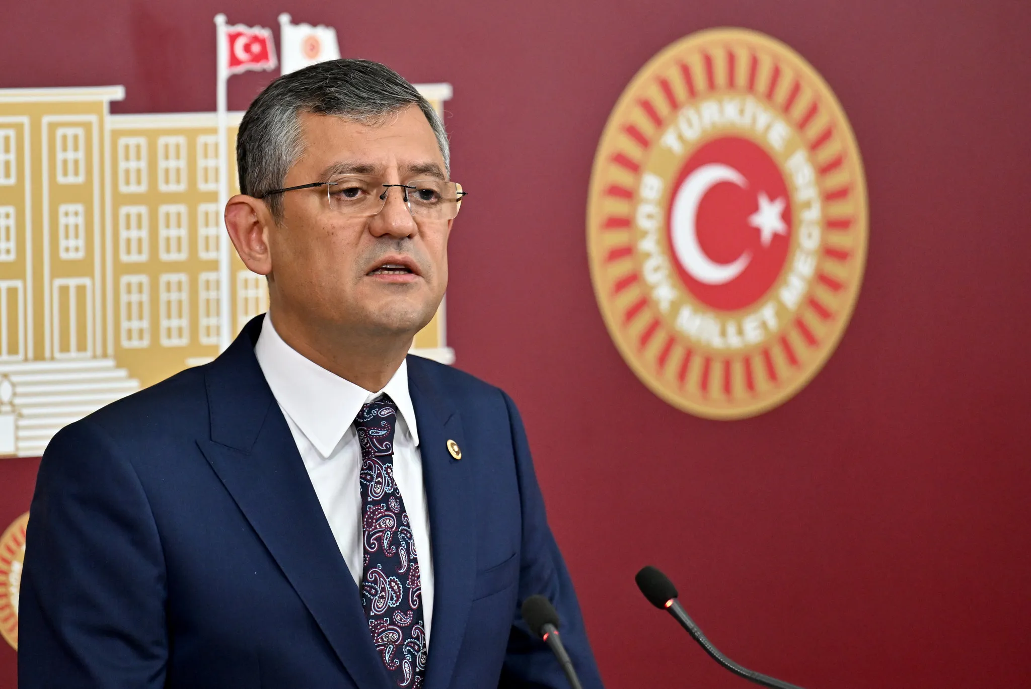 CHP'li başkan sevgilisiyle otel odasında yakalanmıştı! Özgür Özel skandalı aklamaya çalıştı