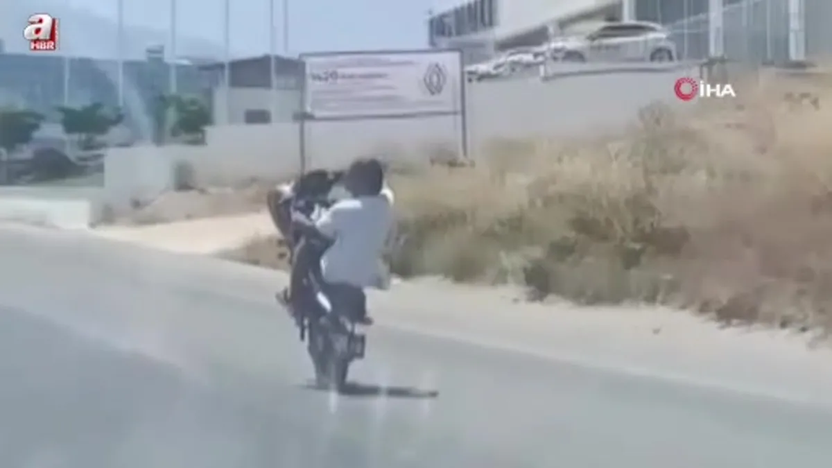 Hatay’da motosikletlinin tehlikeli şovu yürekleri ağza getirdi