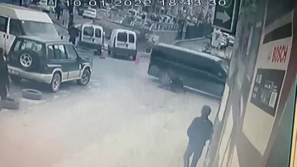 1641897053302.jpg Film sahnelerini aratmayan taciz kovalamacası: Minibüsün arka camından girip dövdü - 3