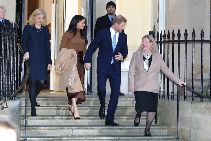 Kraliyet Ailesi’nden ayrılan Prens Harry ve Meghan Markle servet kazanacak