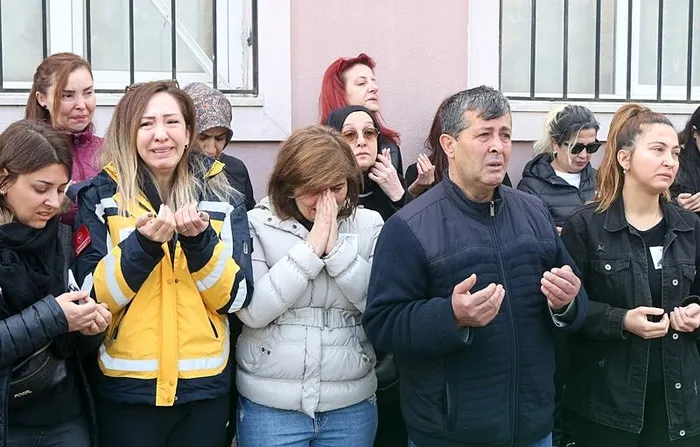 1741178245266.jpeg Hamit Aras'ın cenaze törenine katılan yakınları gözyaşlarına boğuldu. (DHA)