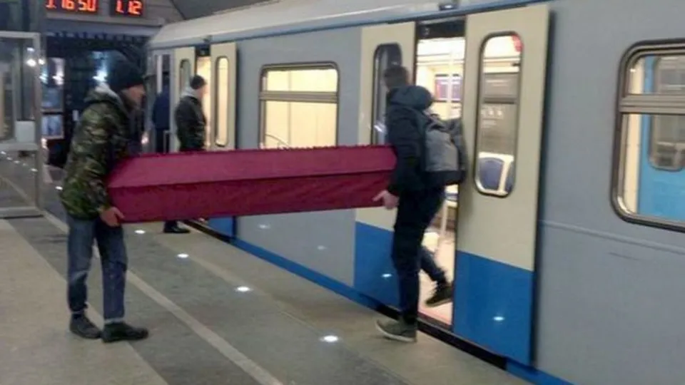 Metroya tabutla bindiler!