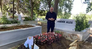 Murat Aci’nin babası oğlunun kabrini ziyaret etti