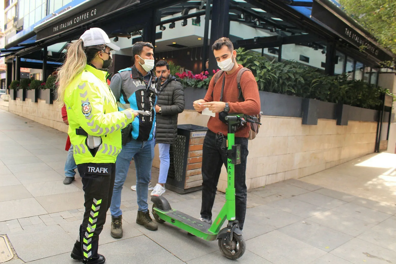Trafikte ters yönde ilerleye scooter sürücüsüne ceza kesildi
