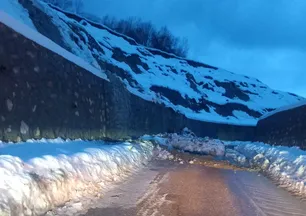 Sinop'ta toprak kayması! Yol ulaşıma kapandı