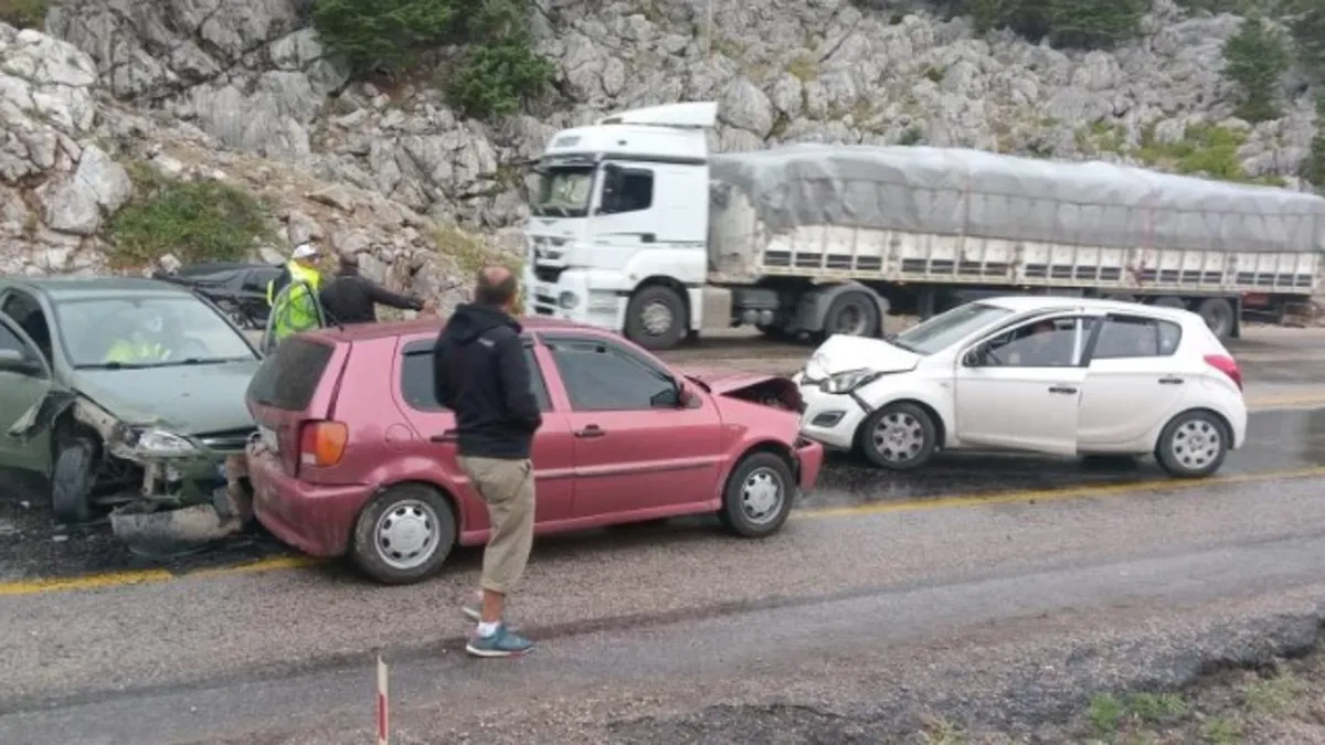Antalya'da peşe peşe kazalar! Araçlar birbirine girdi: Yaralılar var