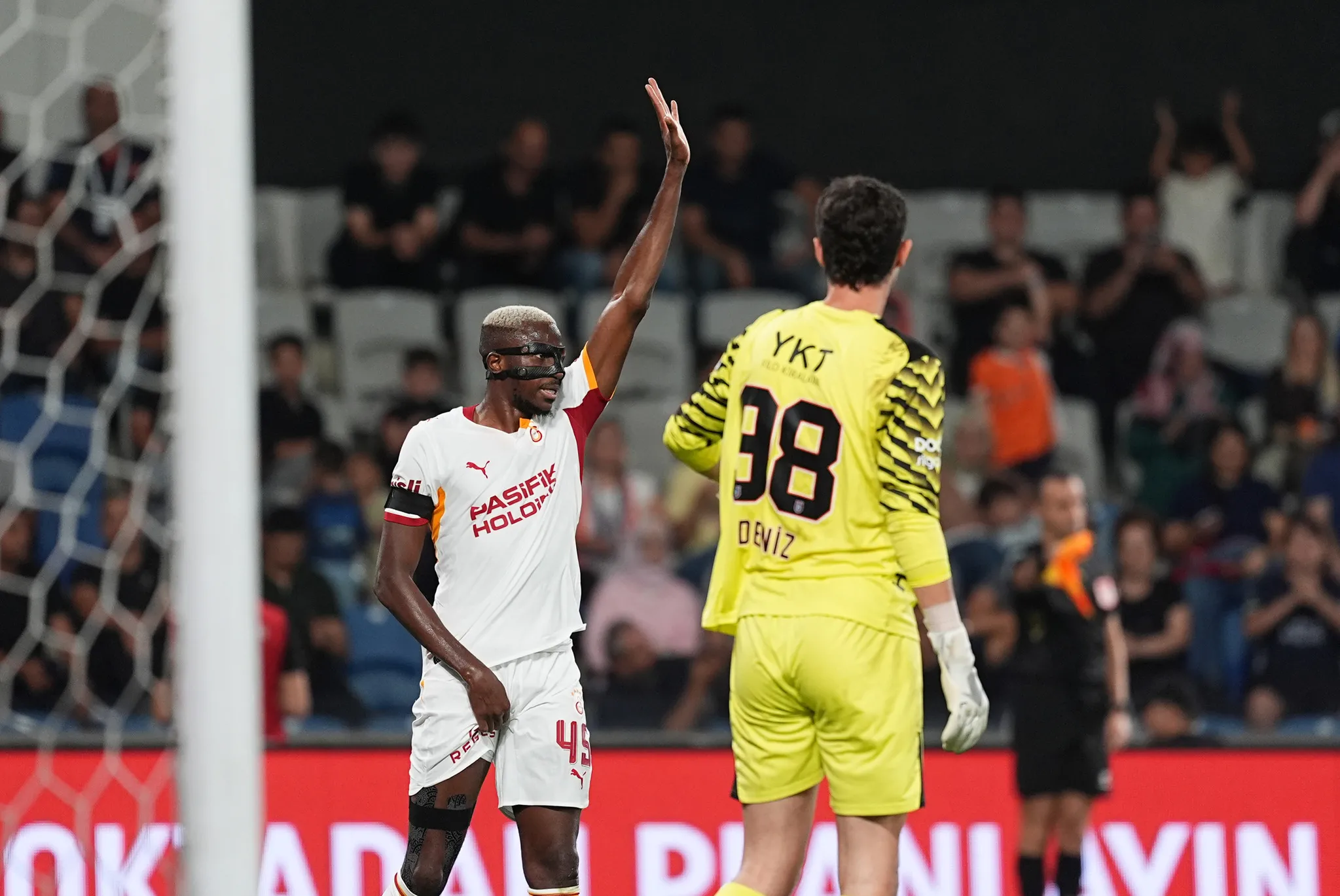 Galatasaray'da Victor Osimhen 32. dakikada sakatlanarak oyundan çıktı: MR sonucu bekleniyor