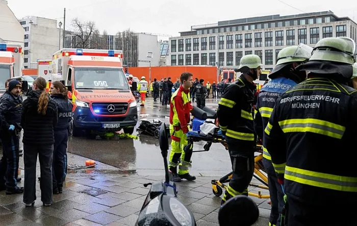 almanyada-dehset-anlari-arac-kalabaligin-arsina-daldi-yaralilar-var-1739444225896.jpg Foto: AFP