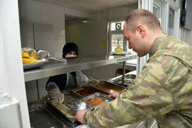 ’Kışla’da korona tedbiri! Askerler aralıklı oturarak virüsten korunuyor