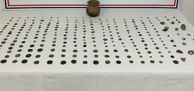 Ellerindeki tarihi eserleri satmaya hazırlanırken yakalandılar