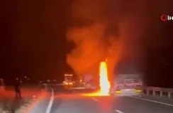 Seyir halindeki TIR yanarak küle döndü