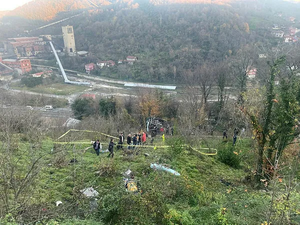 son-dakika-zonguldakta-ogrenci-servisi-tepeden-yuvarlandi-1-olu-19-yarali-1671028028025.jpg Zonguldak'ta öğrenci servisi tepeden yuvarlandı: 1 ölü 18 yaralı - 2
