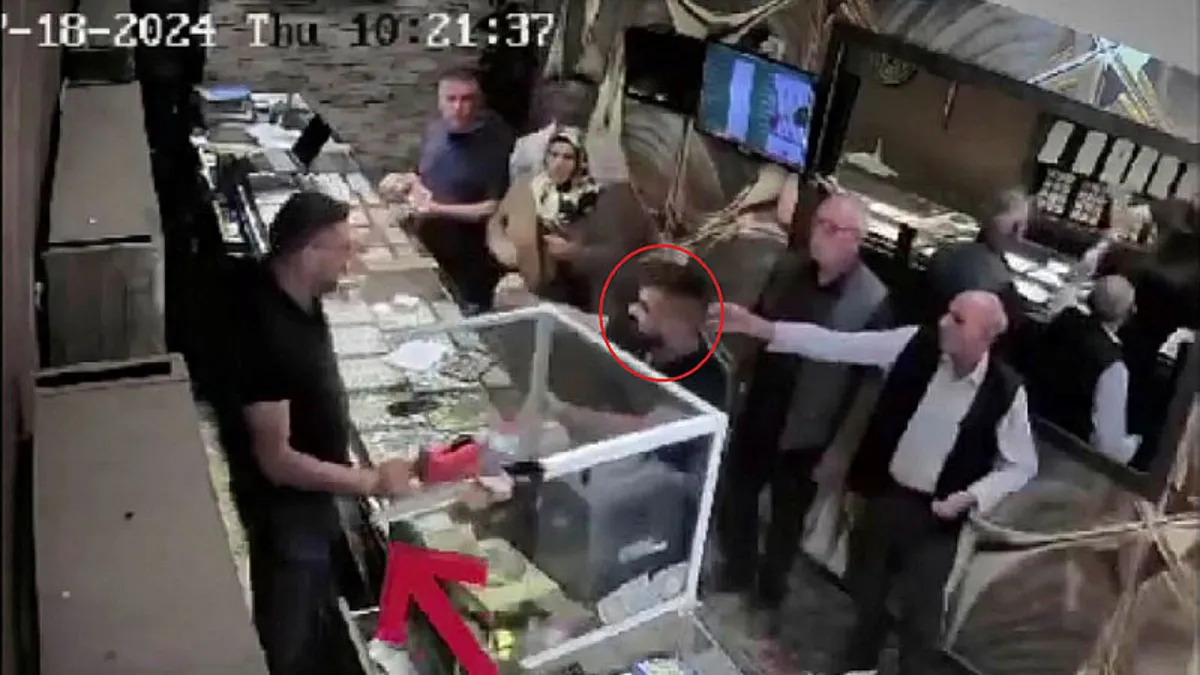 Kan donduran dehşet! 5 farklı iş yerine girdi: Çalışan ve müşterilere bıçakla saldırdı | Korku dolu anlar kamerada