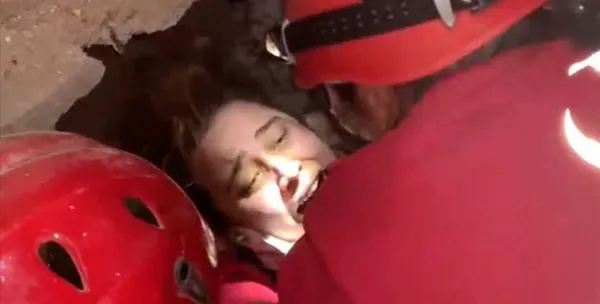 17 saat enkazda kalan Buse ile telefonda konuştu! Kızılay görevlisi o anları böyle anlattı - 2