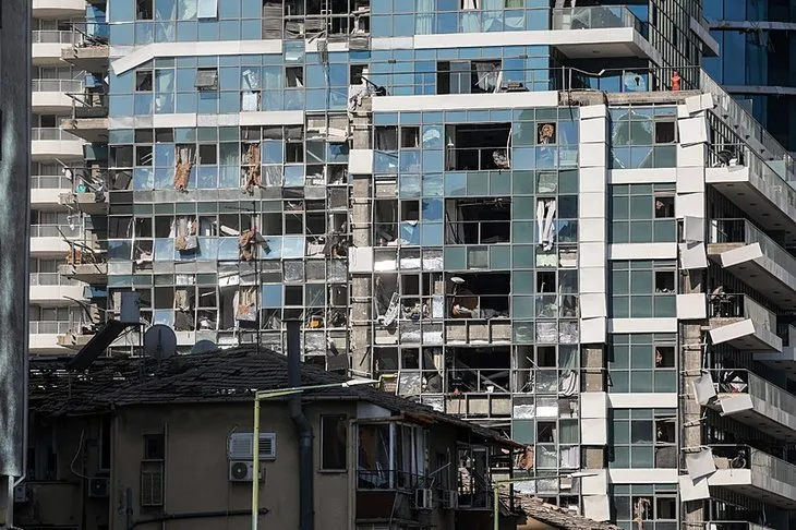 İran’dan İsrail’e füzeli saldırı! Demir Kubbe’yi aşan füzeler İsrail’de yıkıma yol açtı