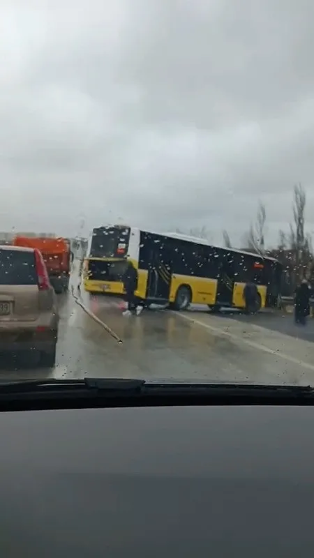 iett-otobusu-bariyerlere-carpip-yoldan-cikti-5-kisi-yaralandi-1771418382134.jpeg İETT otobüsü bariyerlere çarpıp yoldan çıktı: 5 kişi yaralandı - 1