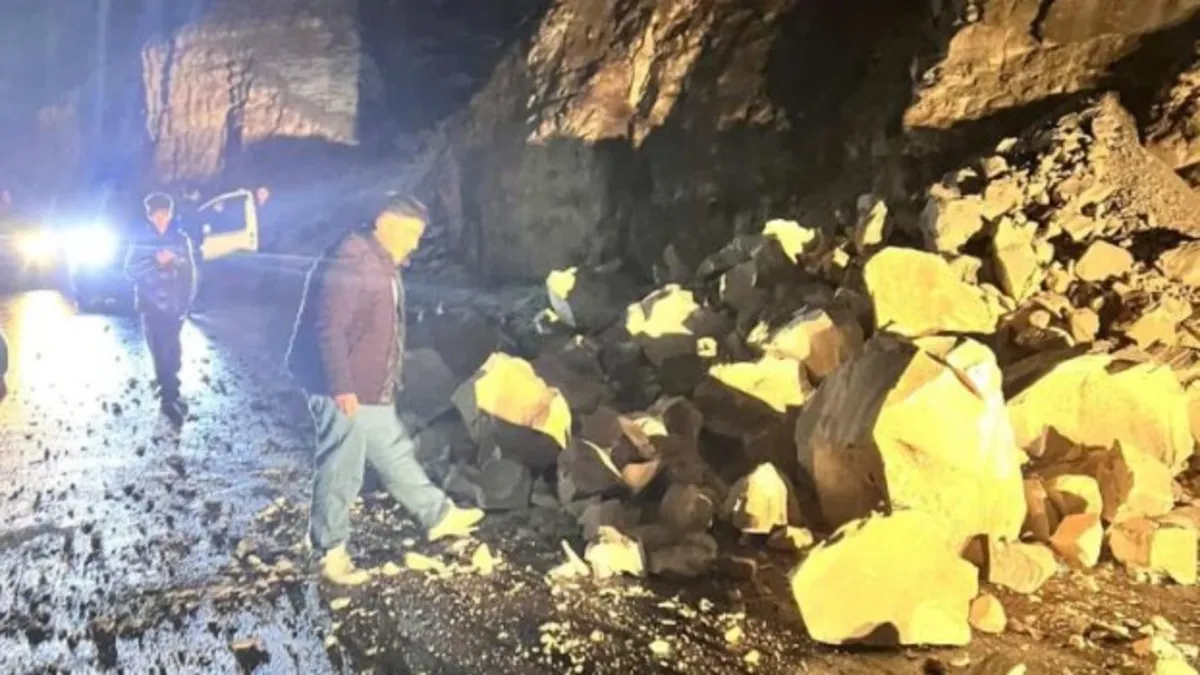 Şanlıurfa'da faciadan dönüldü! Dağdan kopan kaya parçaları yolu kapattı