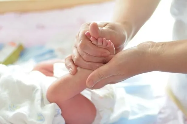 Bebeğinizin ateşini hızlıca düşürmenin yollarını biliyor musunuz? Panik yapmayın! İşte takip etmeniz gerekenler - 11