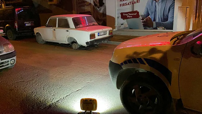 bursa-hirsiz-caldigi-arabanin-lastigi-patlayinca-baska-aracin-lastigini-sokup-degistirerek-kacti-1620988197194.jpg Bursa'da hırsız çaldığı arabanın lastiği patlayınca, başka aracın lastiğini söküp değiştirerek kaçtı - 1