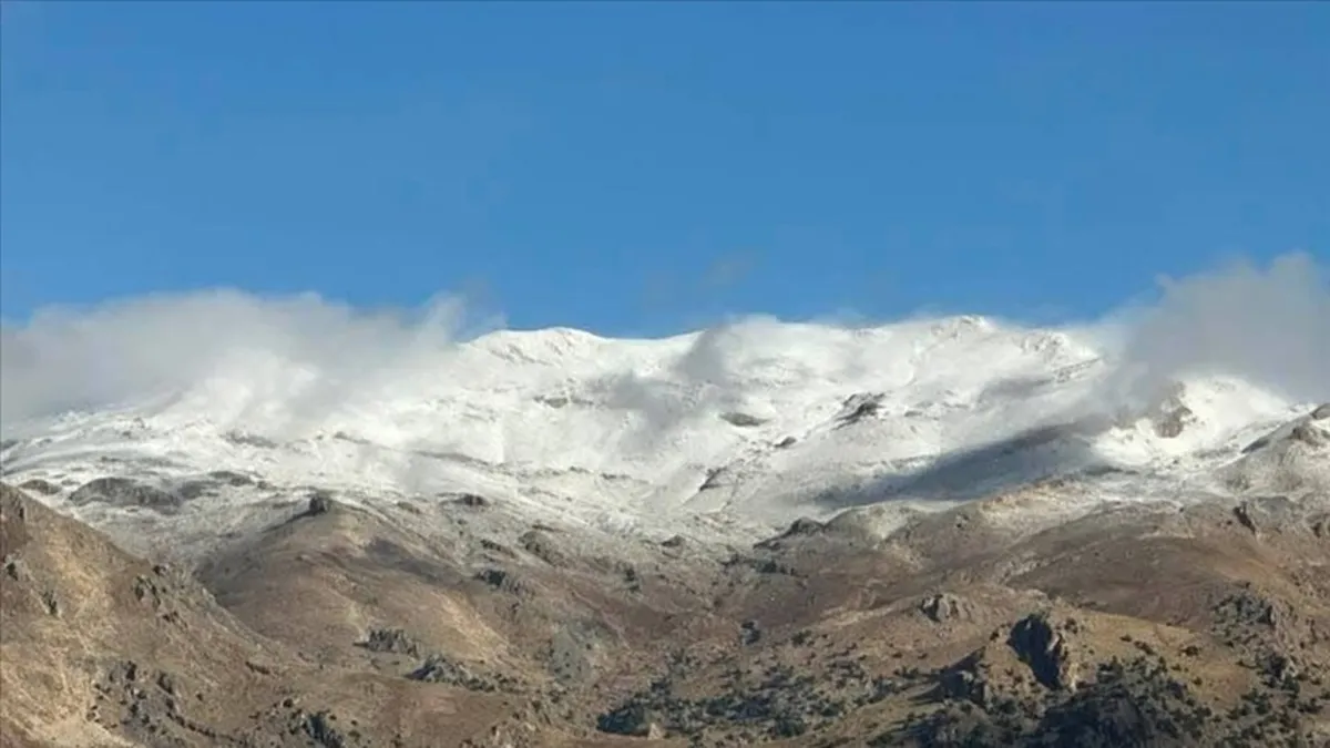 Antalya'da Göktepe ve Yıldız dağlarına mevsimin ilk karı yağdı