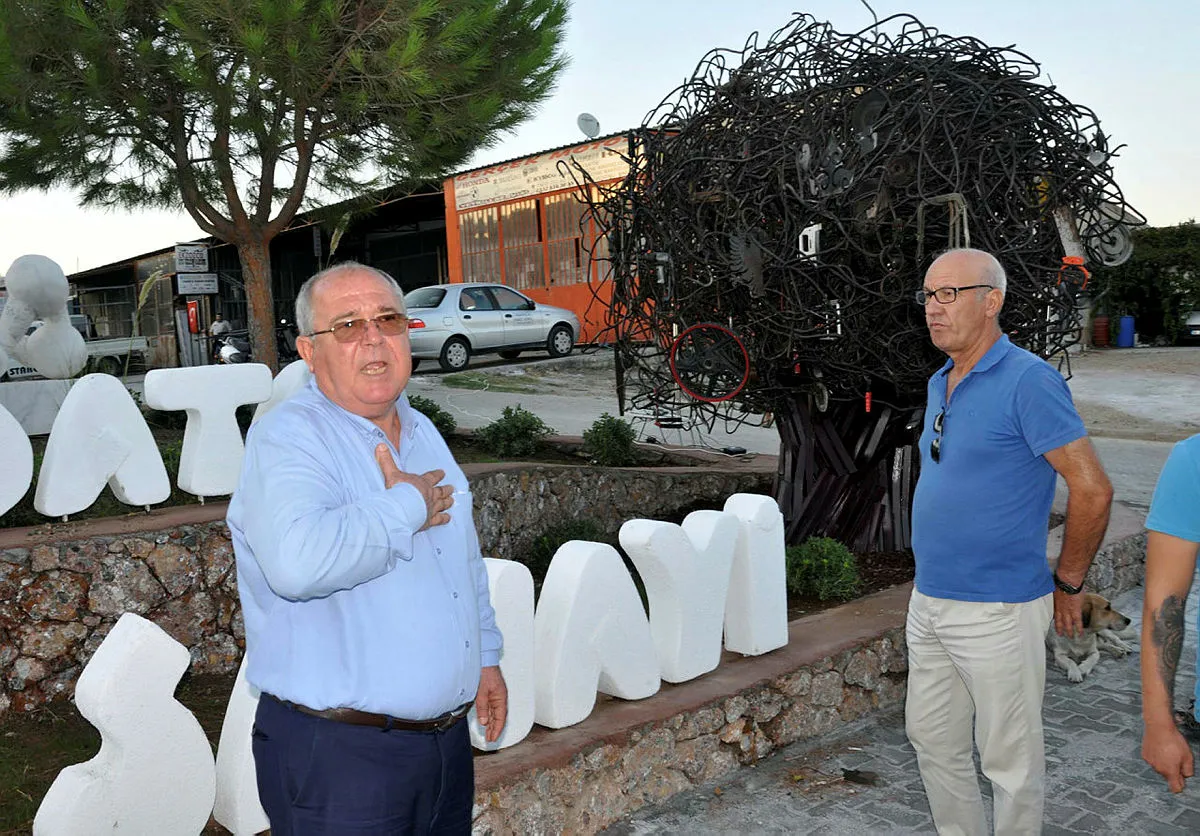 CHP'li Datça Belediye Başkanı Gürsel Uçar'ı heykel açılış töreninde şoke eden olay: Tek başına kaldı