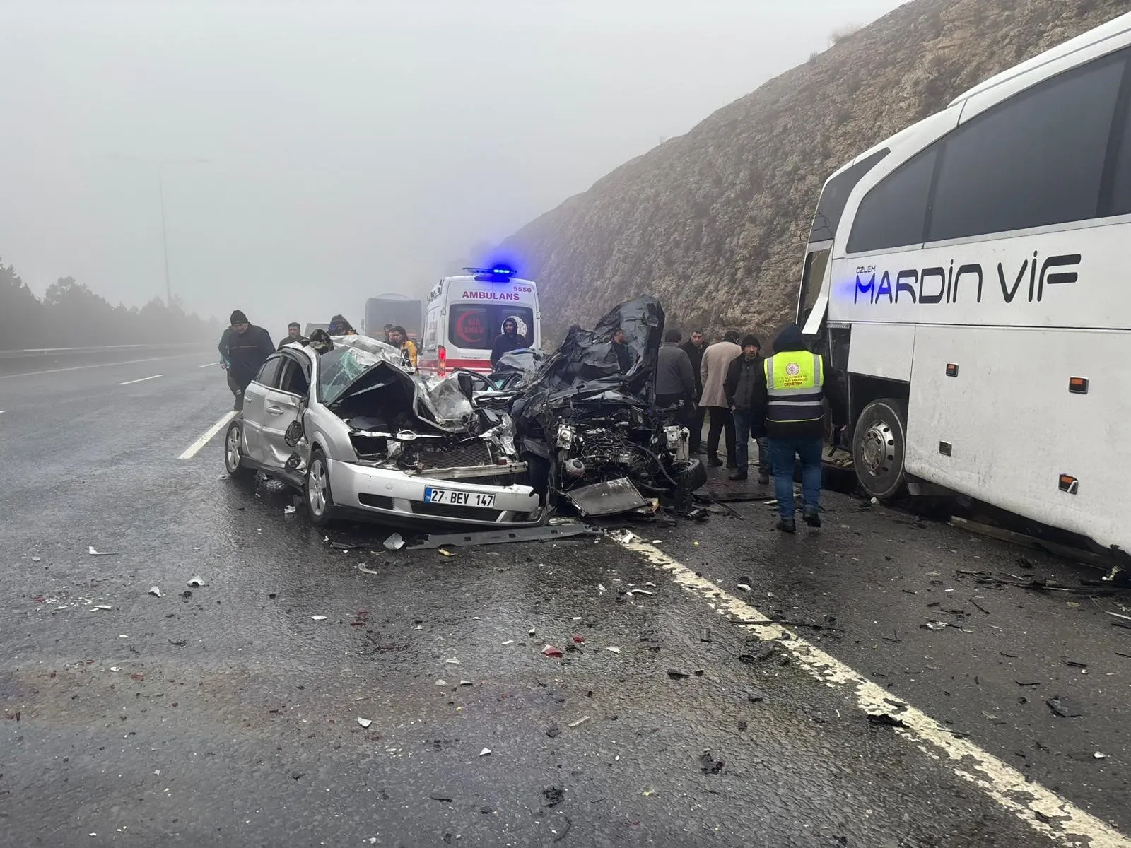 Gaziantep'te zincirleme kazada ortalık savaş alanına döndü: 2 ölü, çok sayıda yaralı var