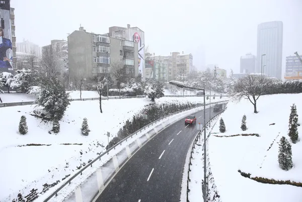 İstanbul’da kar yağışı başladı! İstanbul’a öğle saatlerinden sonrası için flaş kar uyarısı