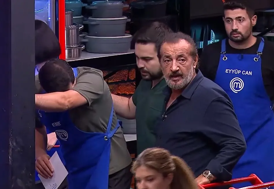 masterchefte-mehmet-seften-hayat-kurtaran-heimlich-manevrasi-1790400741923.jpg MasterChef'te büyük panik! Emre'nin yardımına Mehmet Şef yetişti - 1