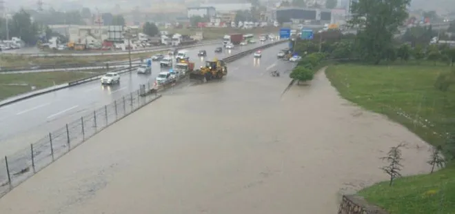 Son dakika: Aşırı yağış D-100 Karayolu’nu sulara gömdü!  Çift yönlü trafiğe kapandı