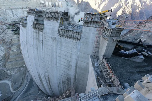 Son dakika: Yusufeli Barajı’nda sona doğru! İletişim Başkanı Fahrettin Altun: Aşkınan çalışan yorulmaz