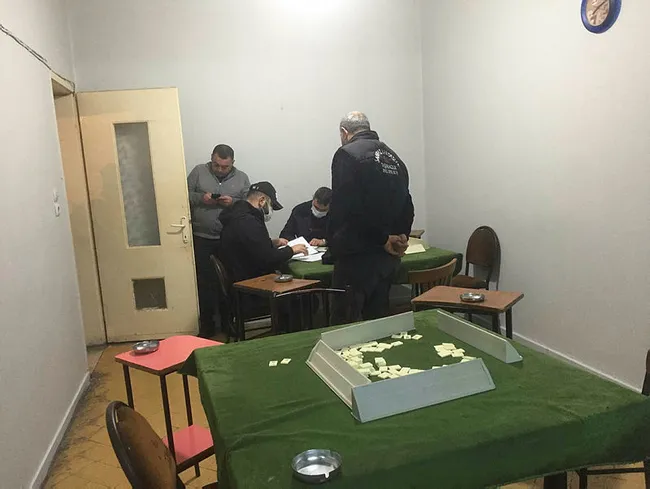 Adana'da mühürlenen kahvehanede kumar oynamak için duvarda delik açmışlar - 6