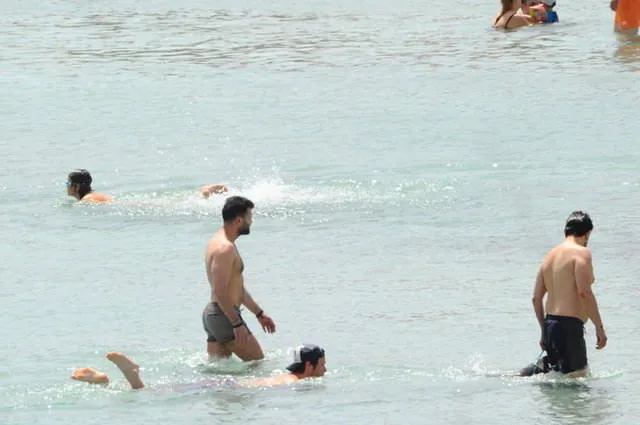 Kıvanç Tatlıtuğ'un kıyıda yüzmesi şaşırttı! - 1