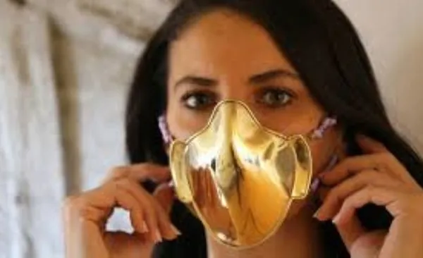 o-maskenin-fiyati-dudak-ucuklatti-eminonunde-yapilan-altin-maskeler-alicilarini-bekliyor-1606319311907.jpg O maskenin fiyatı dudak uçuklattı! Eminönü'nde yapılan altın maskeler alıcılarını bekliyor! - 3