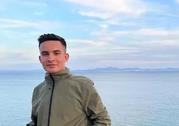 Düğün dönüşü bariyerlere çarpan genç sürücü hayatını kaybetti