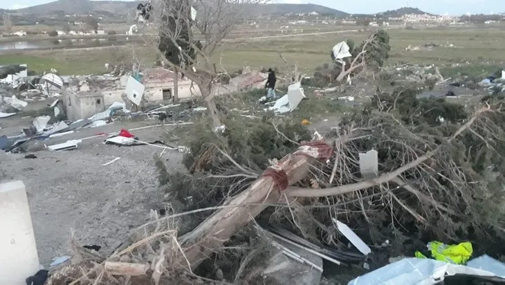 Son dakika: İzmir'de görülmemiş felaket! Hortum araçları 10 metre havaya kaldırıp binaların üzerinden savurdu