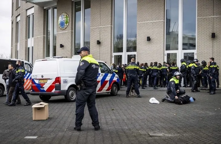 PKK destekçileri Hollanda’da OPCW binasını bastı: 50 gözaltı
