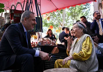 Dışişleri Bakanı Hakan Fidan'ın Kaşgarlı yaşlı kadınla samimi sohbeti: Elini öperek dua istedi...