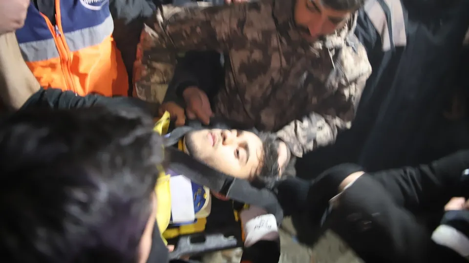94 saat sonra enkaz altından yürüyerek çıktı! Hayatta kalmak için son gün idrarını içti