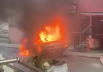 Kontağı çevirdiği an alev topuna döndü! Yanan araçtan böyle kurtuldu
