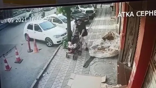 istanbulda-yere-dusen-parayi-almak-icin-bebekle-ilgileniyormus-gibi-yapip-1623139441724.jpg İstanbul’da yere düşen parayı almak için bebekle ilgileniyormuş gibi yapıp parayı aldı - 1