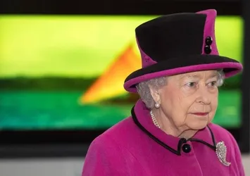 Kraliçe 2. Elizabeth'in istediği zaman diktatörlük ilan edebileceğini biliyor muydunuz?