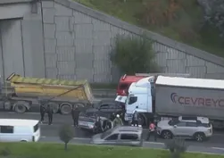 Bağcılar'da zincirleme kabus! Hafriyat kamyonu ve TIR birbirine girdi