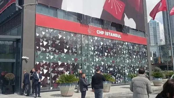 chp-binasinin-onunde-ates-acan-zanlilarin-goruntuleri-kamerada-otomobilde-dikkat-ceken-muzik-1681140396317.jpg CHP binasının önünde ateş açan zanlıların görüntüleri kamerada! Otomobilde dikkat çeken PKK müziği... - 3