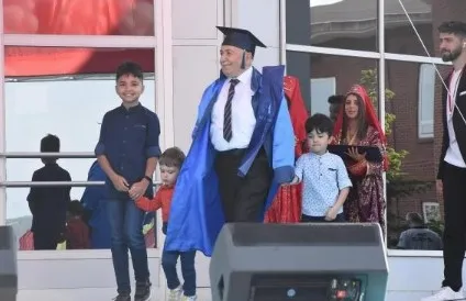 40-yil-once-biraktigi-universiteden-63-yasinda-mezun-oldu-1654788357107.jpg