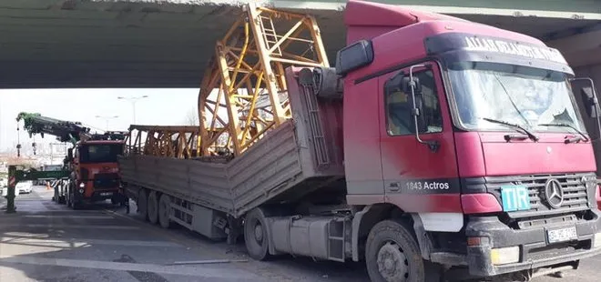 İstanbul Esenyurt’ta köprü altına sıkışan TIR trafiği felç etti