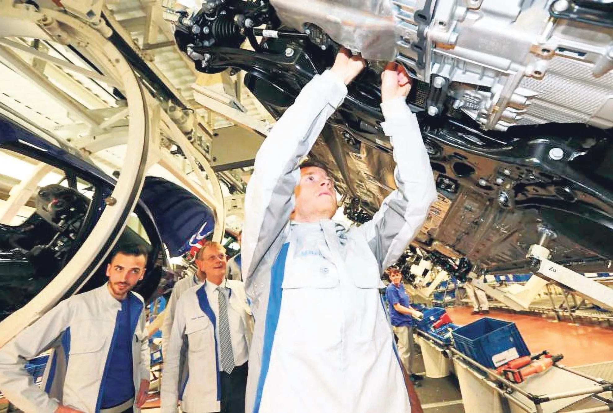 Otomotiv devi Volkswagen kaloriferleri kısıp mont dağıttı! Almanya'yı enerji krizi vurdu